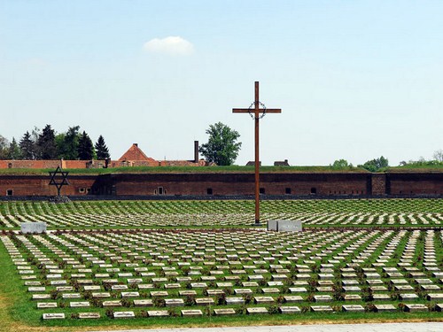 Fotos 360 Cementerio Nacional de Terezin. #VidePan por #Praga