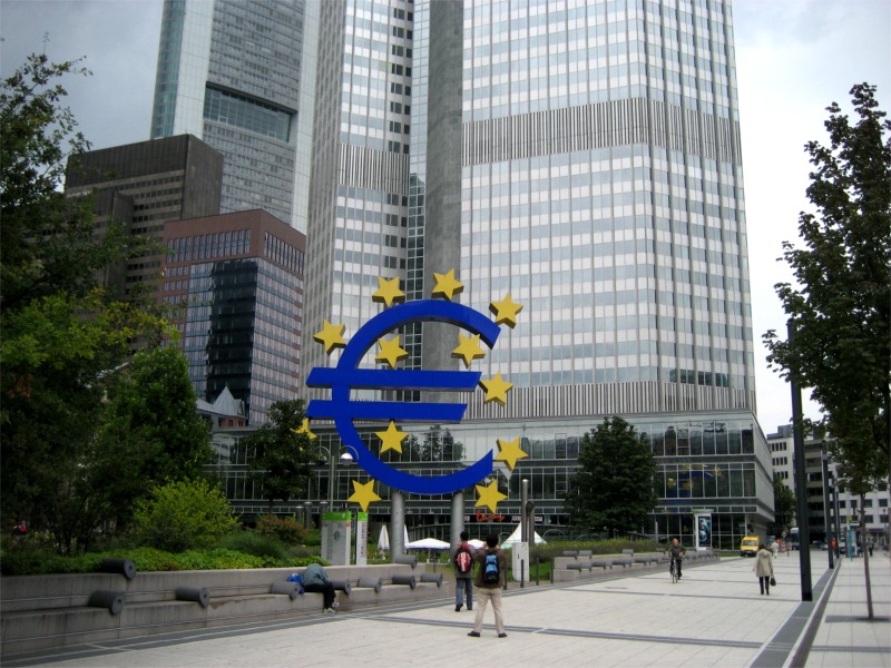 Fotos 360 Simbolo de Euro y Euro tower. #VidePan por #Frankfurt