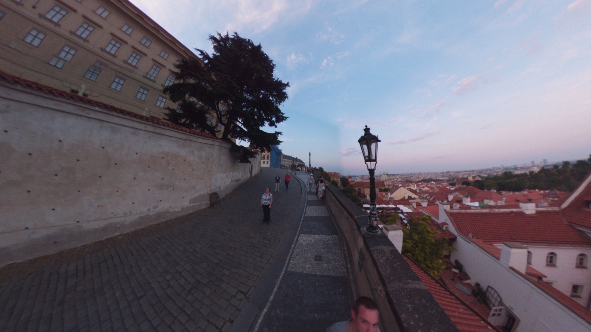 Fotos 360 Bajando del castillo por la calle Ke Hradu. #VidePan por #Praga