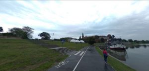 Preparativos-Vuelta-ciclista-a-Polonia-en-la-orilla-del-Río-Vistula