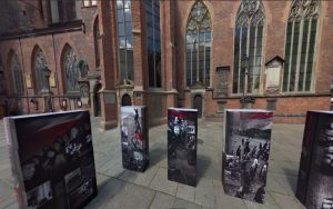 exposicion-de-fotos-frente-la-basilica-de-santa-isabel-de-hungria-de-wroclawbreslavia