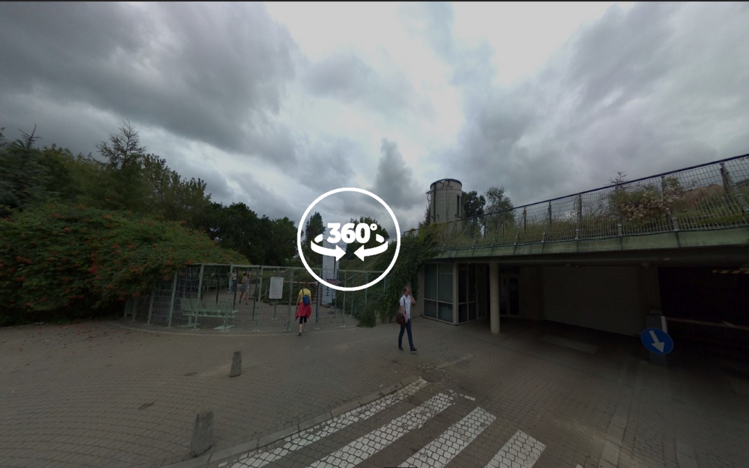Foto 360 Entrada al jardín de la Biblioteca de la Universidad de Varsovia.VidePan en Polonia