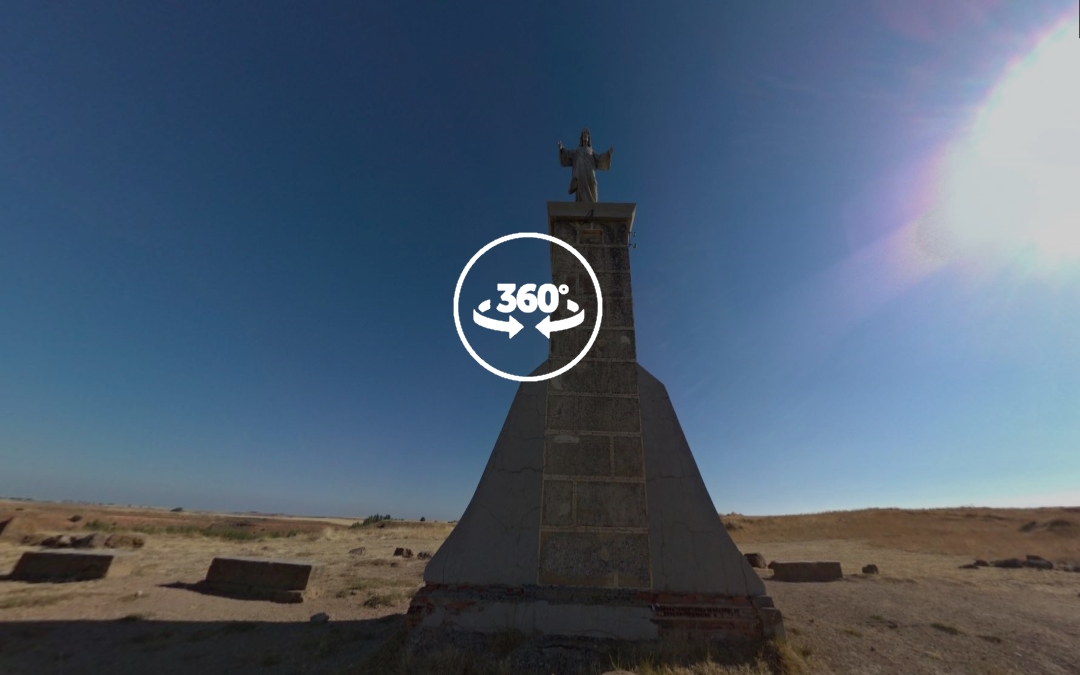 Foto 360 Estatua sobre el cerro El Castillo de Ayllon. VidePan en Segovia