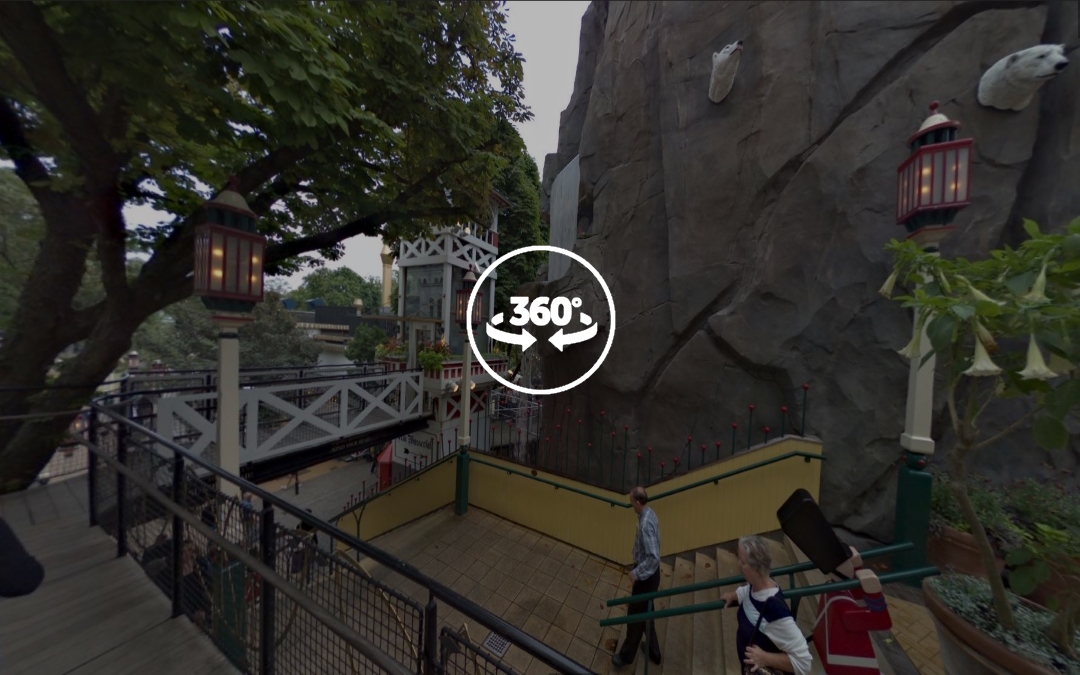 Foto 360 Escaleras de acceso a los jardines del Parque Tivoli de Copenhague. VidePan en Copenhague