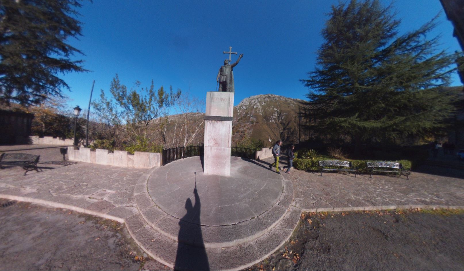Fotos 360 Estatua de Don Pelayo en Covadonga. #VidePan por #Asturias