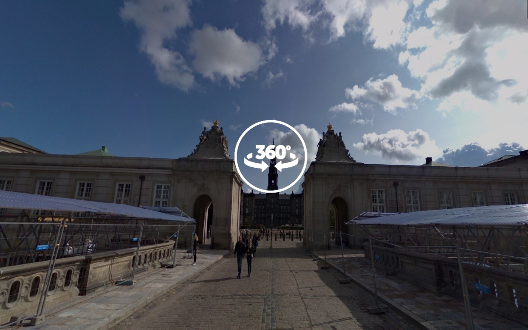 Foto 360 Entrada al Palacio de Christiansborg por el Marmorbroen. VidePan en Copenhague